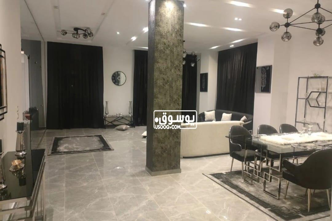 فى الشيخ زايد فيلا للايجار