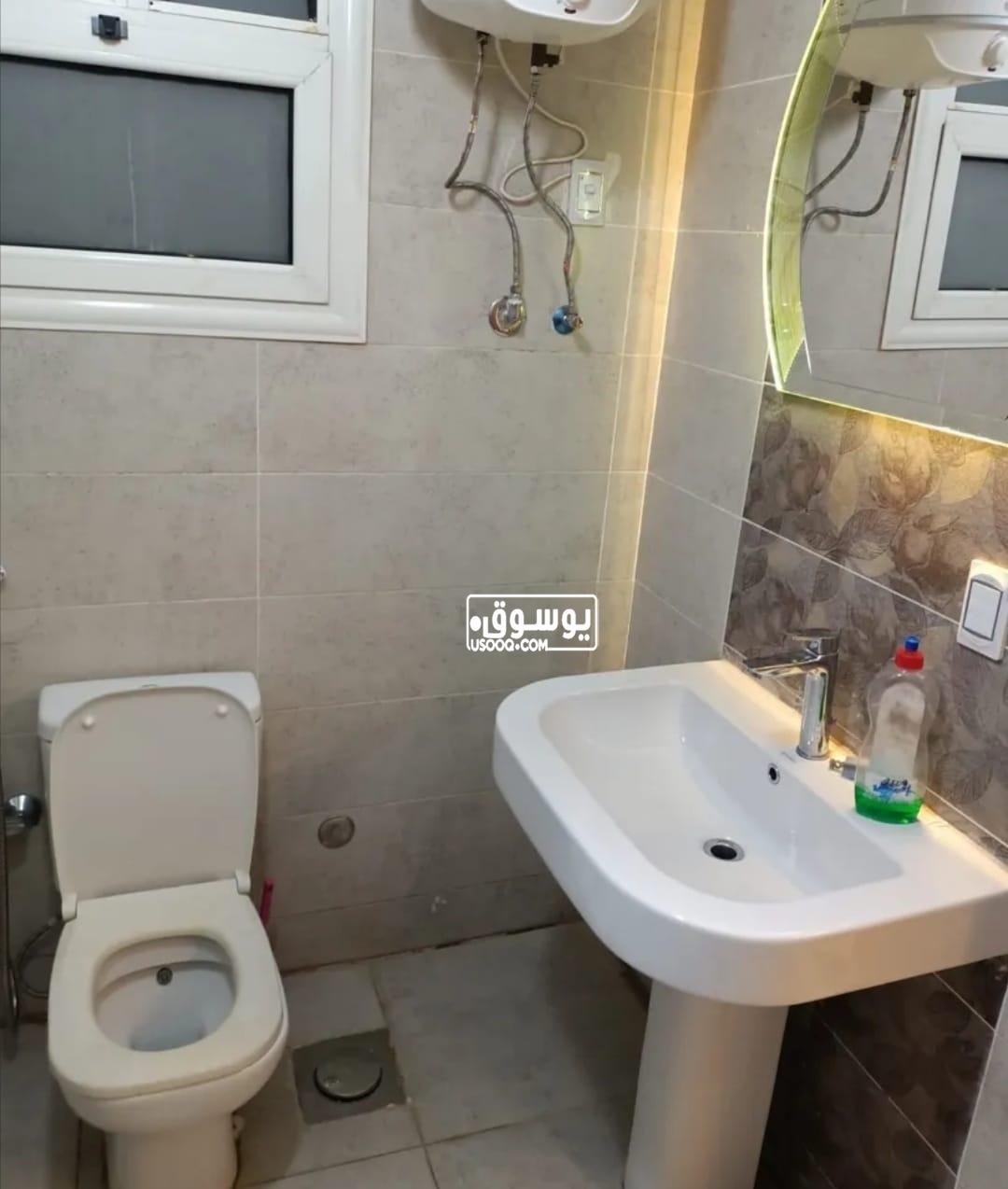 شقة للايجار مساحة كيبرة وتشطيب عالى