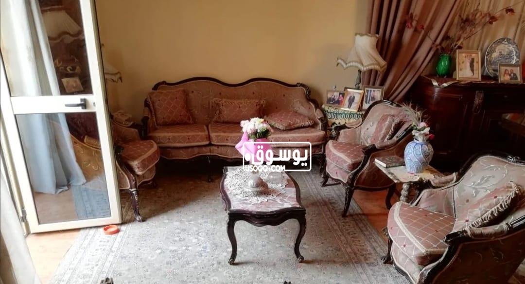 للبيع صالون شيك خشب نضيف