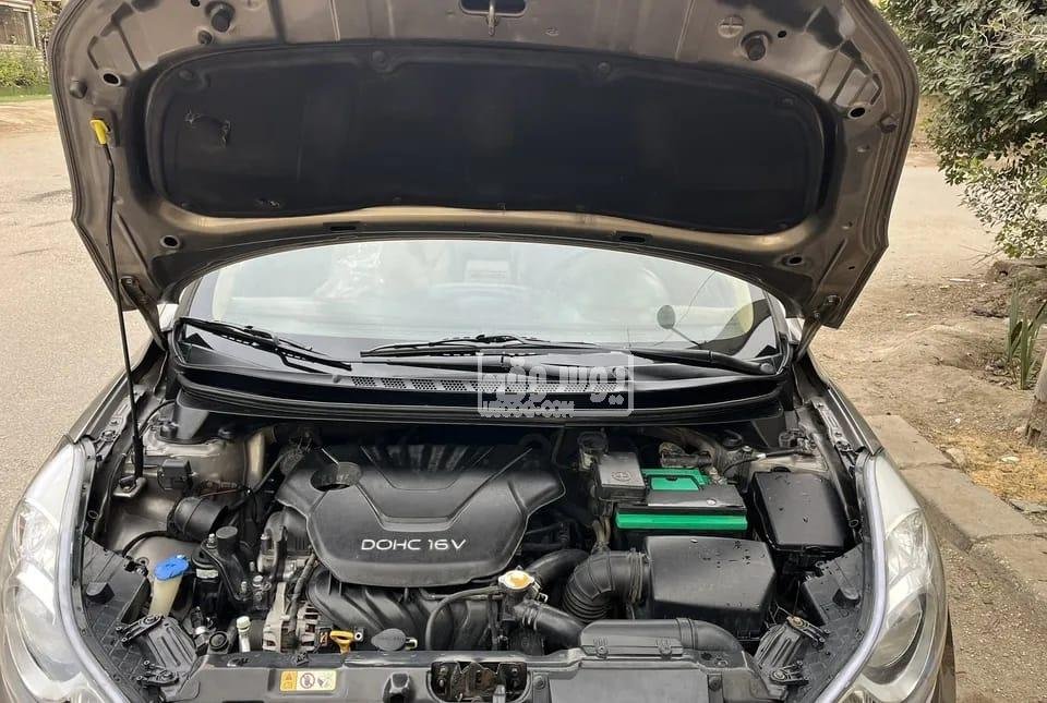 سيارة هيونداى موديل 2012 فبريكا بالكامل للبيع فى المعادى