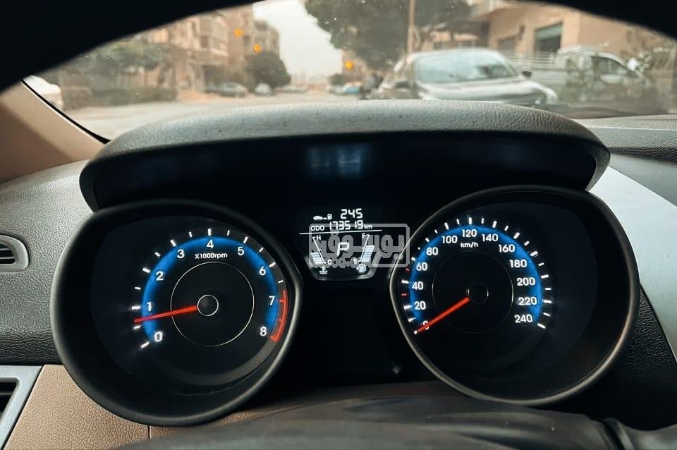سيارة هيونداى موديل 2012 فبريكا بالكامل للبيع فى المعادى