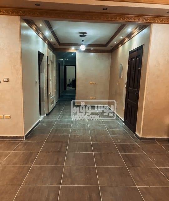 شقة للايجار مساحتها كبيرة مفروشة مكيفة فى الشيخ زايد