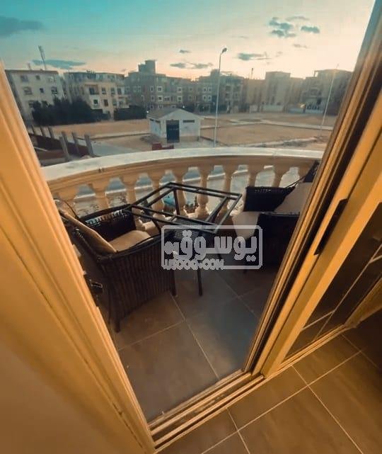 شقة للايجار مساحتها كبيرة مفروشة مكيفة فى الشيخ زايد