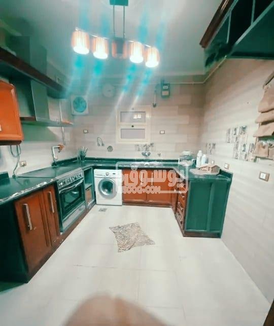 شقة للايجار مساحتها كبيرة مفروشة مكيفة فى الشيخ زايد