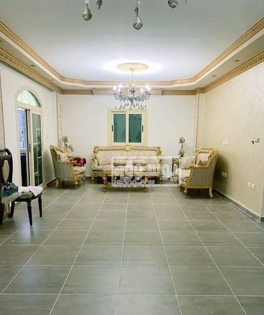 شقة للايجار مساحتها كبيرة مفروشة مكيفة فى الشيخ زايد