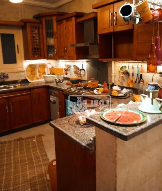 فى الشيخ زايد شقة للايجار مفروشة فرش كامل ارضى بجنينة