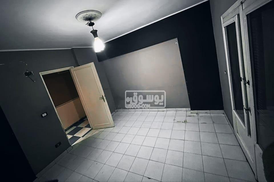 شقة للبيع لها حصة من الارض قريبة من مطار القاهرة فى النزهة