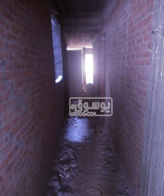شقة للبيع 150 متر طوب احمر بها ماية وكهربا بالنزهة الجديدة
