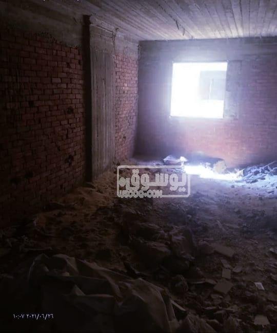 شقة للبيع 150 متر طوب احمر بها ماية وكهربا بالنزهة الجديدة