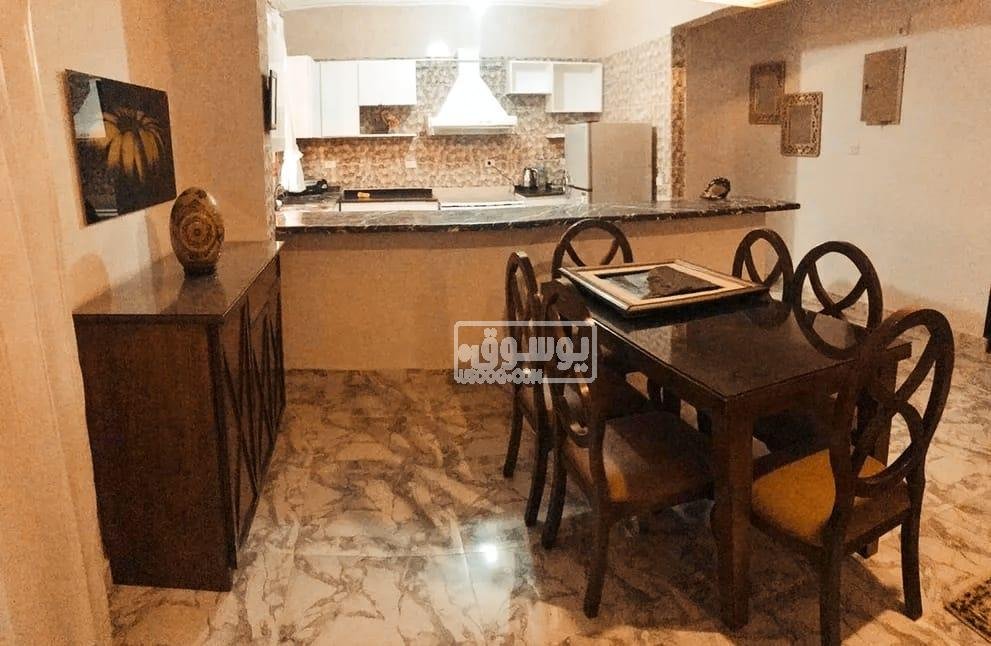 شقة للايجار داخل فيلا دور ارضى مرتفع مفروشة فى مدينة الشروق