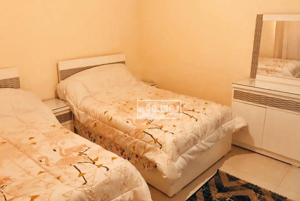 شقة للايجار داخل فيلا دور ارضى مرتفع مفروشة فى مدينة الشروق