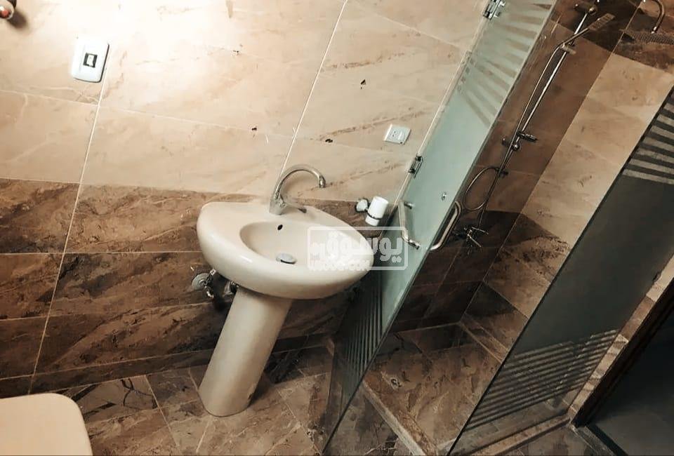 شقة للايجار داخل فيلا دور ارضى مرتفع مفروشة فى مدينة الشروق