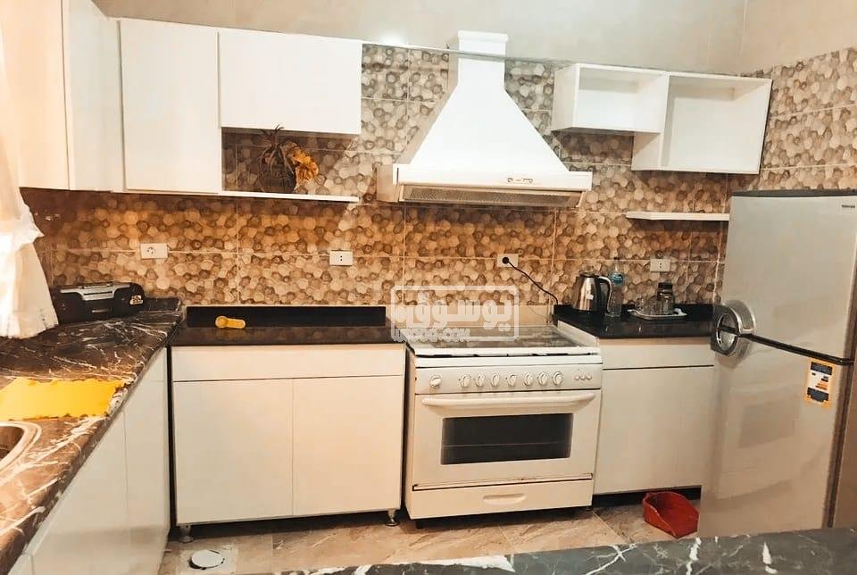 شقة للايجار داخل فيلا دور ارضى مرتفع مفروشة فى مدينة الشروق