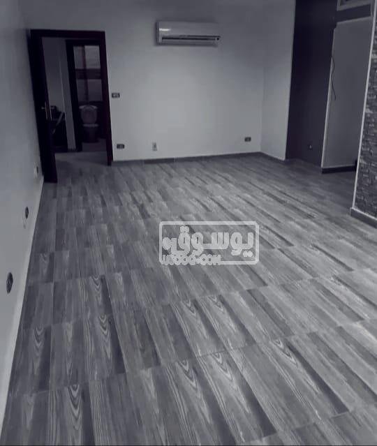 للايجار مكتب مكيف فى منطقة حيوية فى شارع فيصل الرئيسى