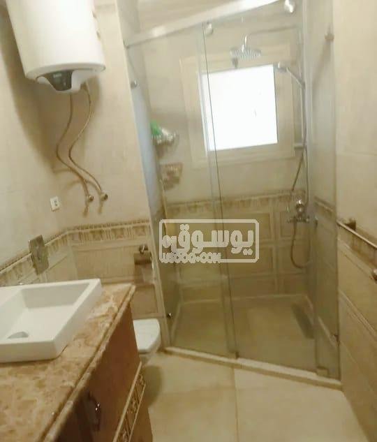 للايجار مكتب مكيف تشطيب لوكس منطقة مميزة بشيراتون بالقاهرة