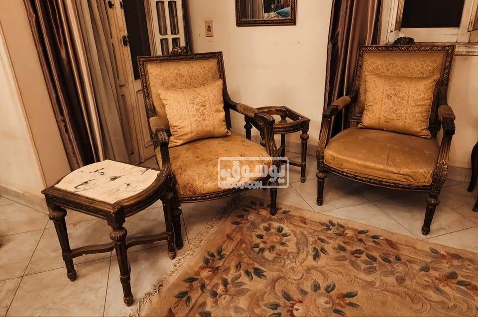 صالون للبيع مستعمل مدهب معاه اربعة ترابيزة النزهة فى القاهرة