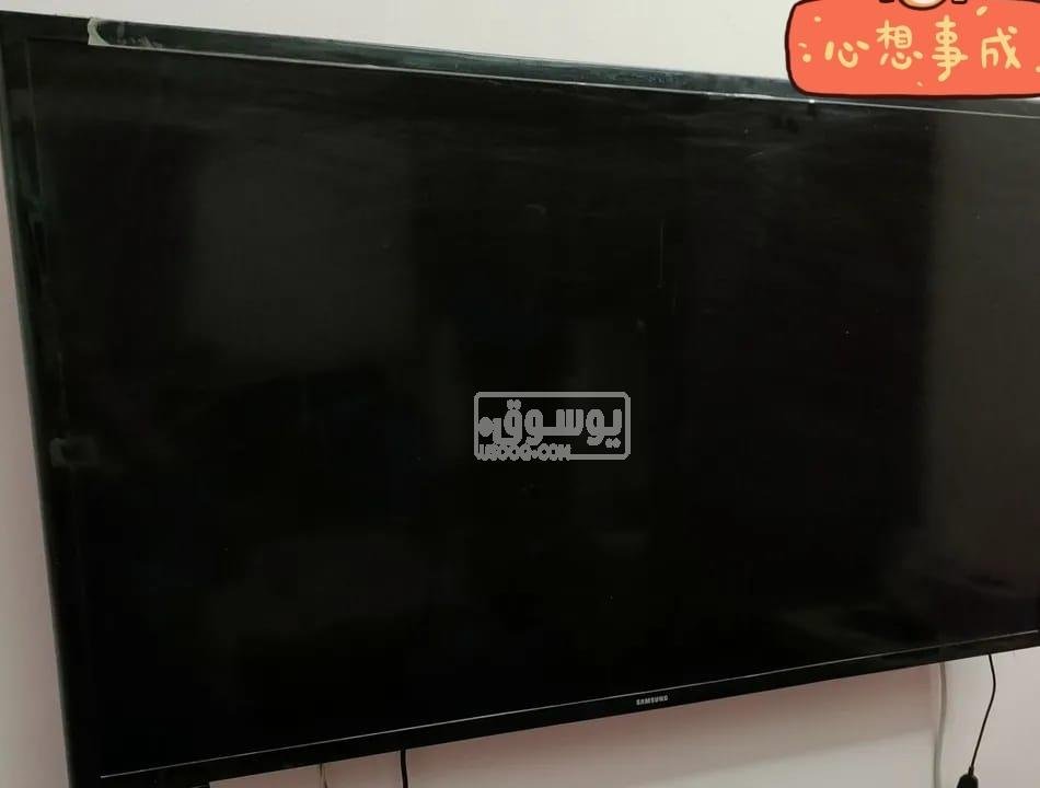 للبيع شاشة سامسون مستعملة بحالة ممتازة بسعر قابل للتفاوض