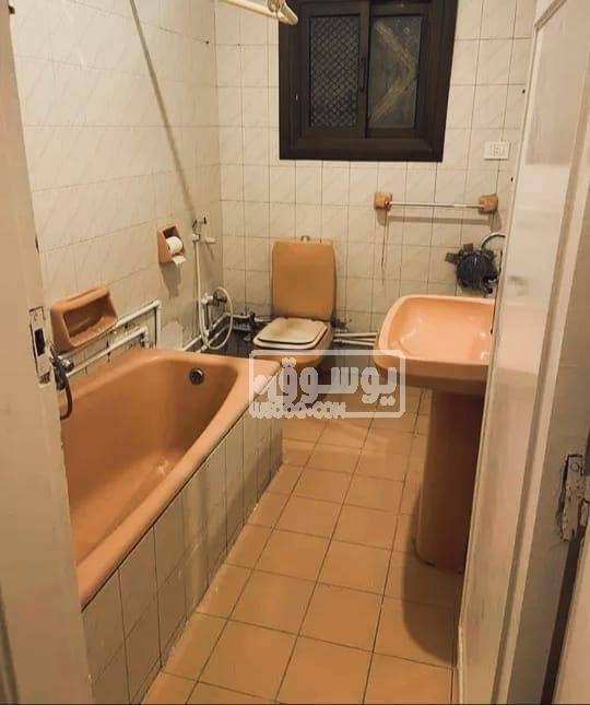 مكتب للايجار تشطيب لوكس فى منطقة حيوية شارع فيصل الرئيسى