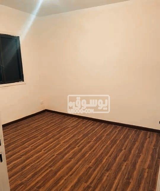 مكتب للايجار تشطيب لوكس فى منطقة حيوية شارع فيصل الرئيسى