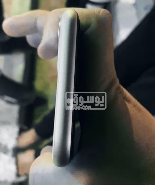 موبايل i phone 11 معاه واصلة الشاحن والعلبة للبيع فى الجيزة