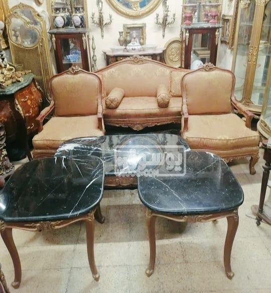 صالون مدهب اوكسدية مستعمل معاه تلاتة ترابيزة للبيع