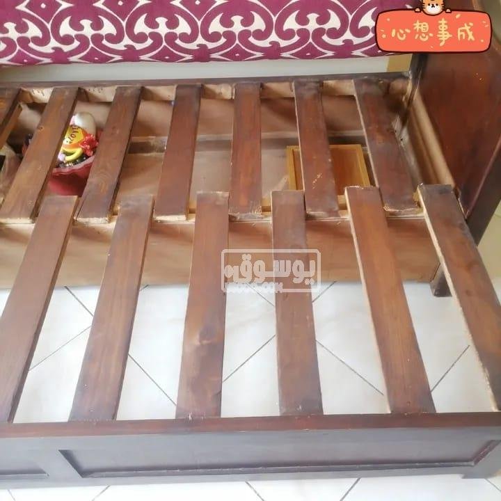 كنبة سرير عمولة بسحارة للبيع بحال ممتازة