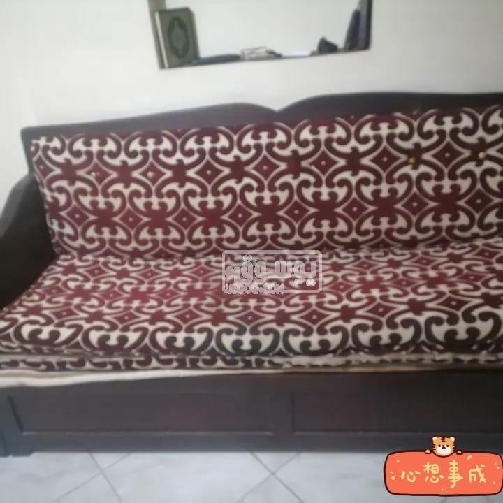 كنبة سرير عمولة بسحارة للبيع بحال ممتازة