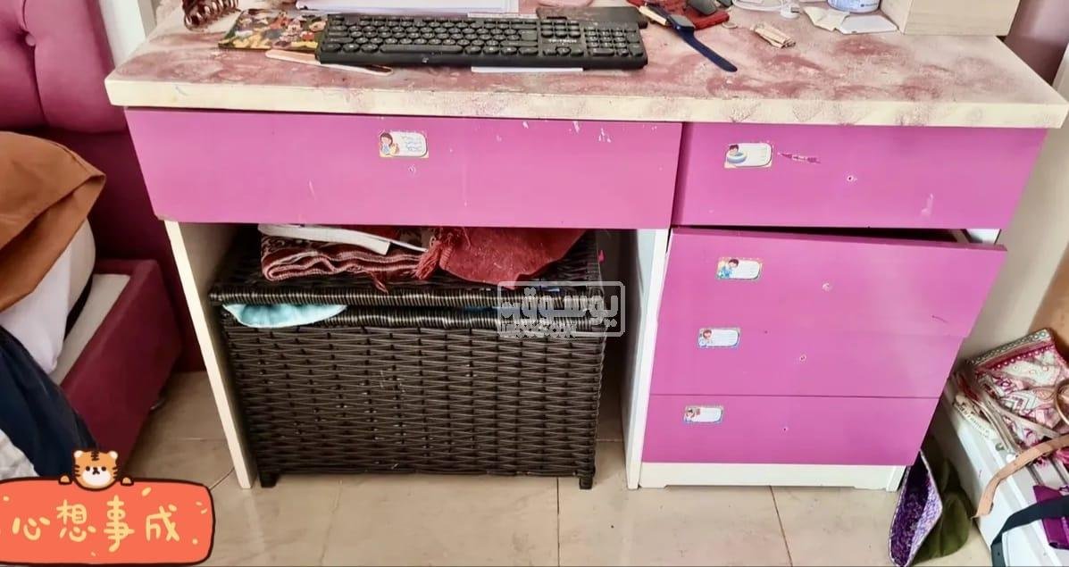 سرير للبيع تنجيد ضهر كابوتنية مع المرتبة ومكتب بحالة ممتازة