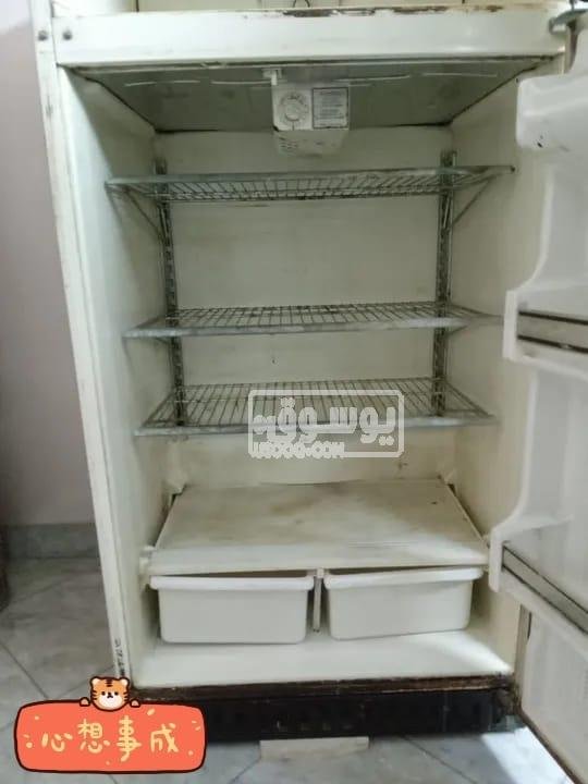 تلاجة مستعلة للبيع معاها قاعدة الوميتال فى عين شمس