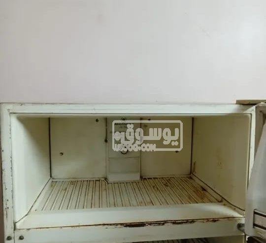 تلاجة مستعلة للبيع معاها قاعدة الوميتال فى عين شمس