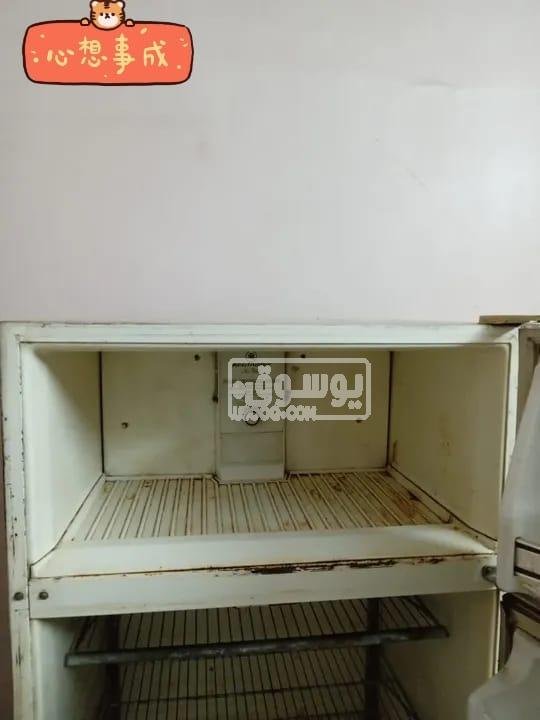 تلاجة مستعلة للبيع معاها قاعدة الوميتال فى عين شمس