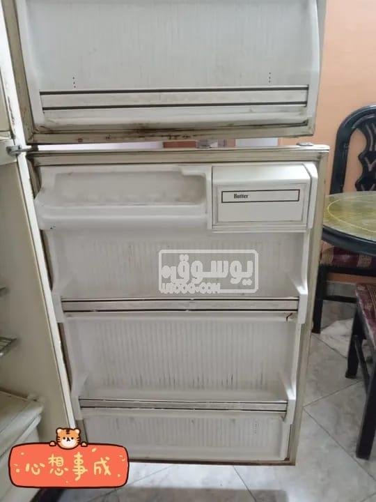 تلاجة مستعلة للبيع معاها قاعدة الوميتال فى عين شمس