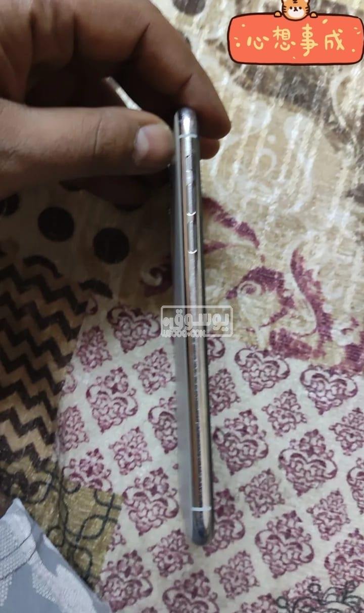 موبايل للبيع iphone 11 pro max بحالة ممتازة معاه شاحن اصلى