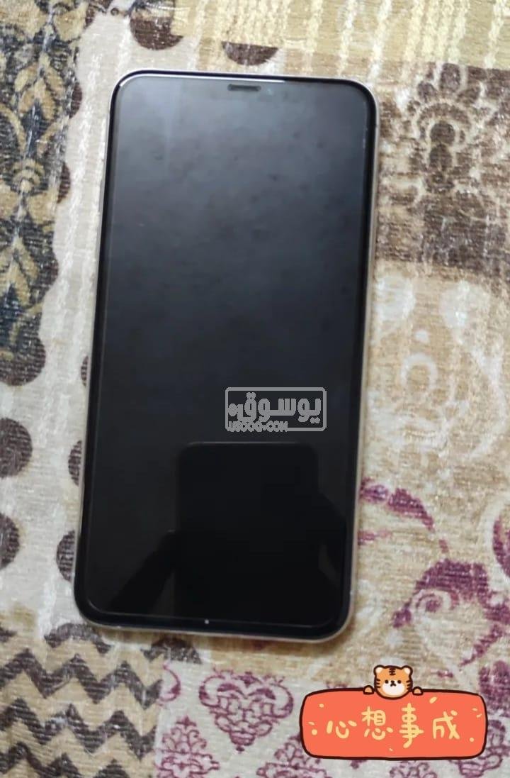 موبايل للبيع iphone 11 pro max بحالة ممتازة معاه شاحن اصلى
