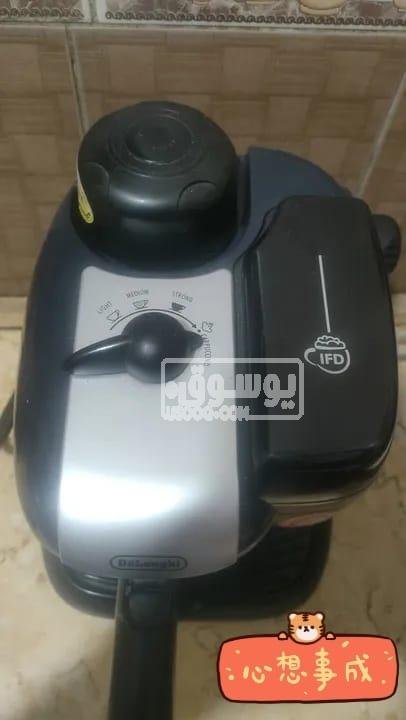 ماكينة قهوة اسبريسو ديلونجى استخدام شهور بحالة ممتازة للبيع