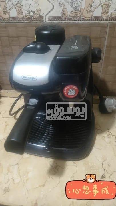ماكينة قهوة اسبريسو ديلونجى استخدام شهور بحالة ممتازة للبيع